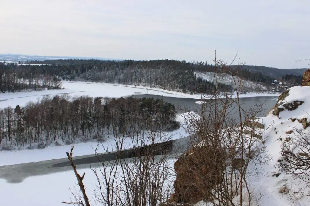 Panorama Sečské přehrady z hradu Oheb