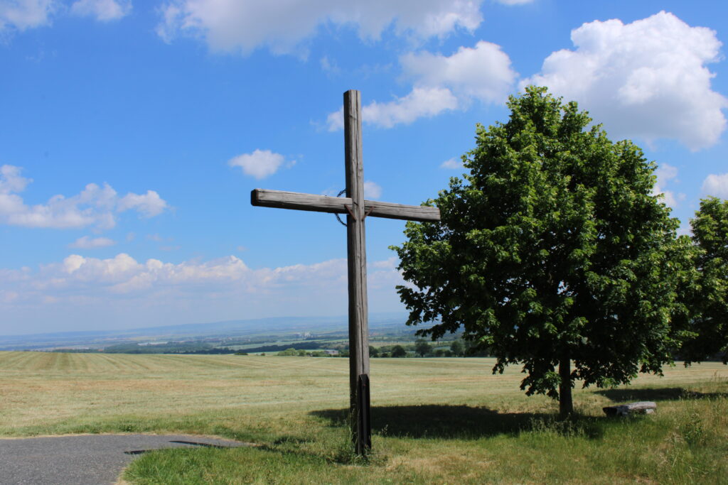 Kříž u cesty k rozhledně Vysoká - výlet na Kutnohorsku