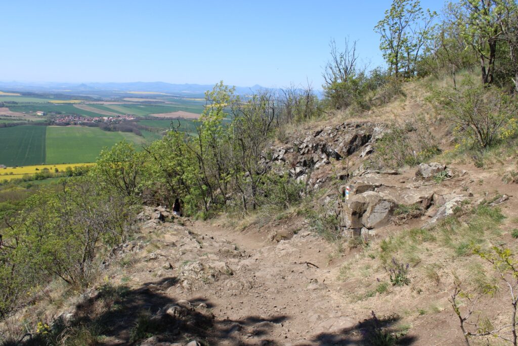 Skály na hoře Říp