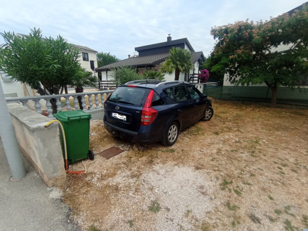 Parkování u apartmánu na ostrově Vir